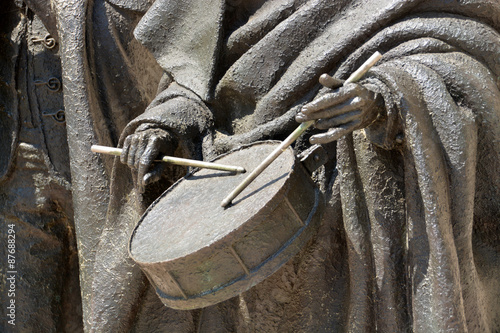 escultura de un tamborilero en burgos photo