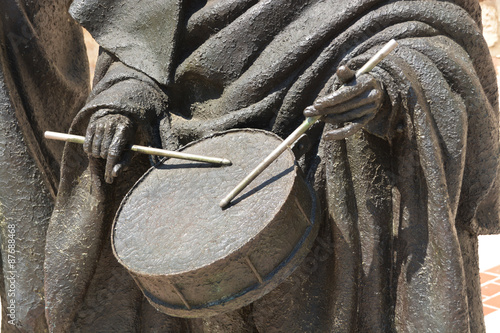 escultura de un tamborilero en burgos photo