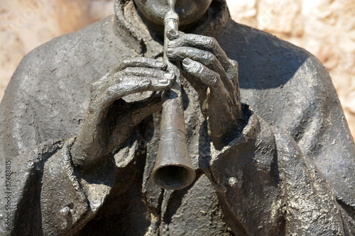 escultura de un musico tocando la flauta photo