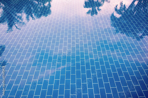 Blauer gefliester Boden eines Pools unter klarem Wasser photo