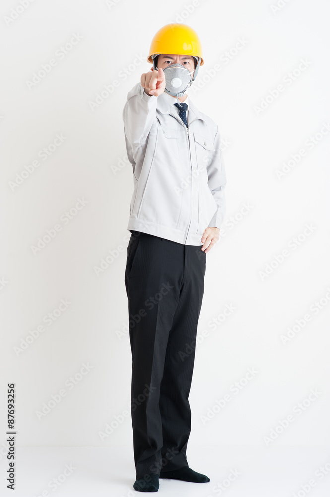作業服の男性の全身写真,指を指している 作業服の男性の全身写真,指を指している