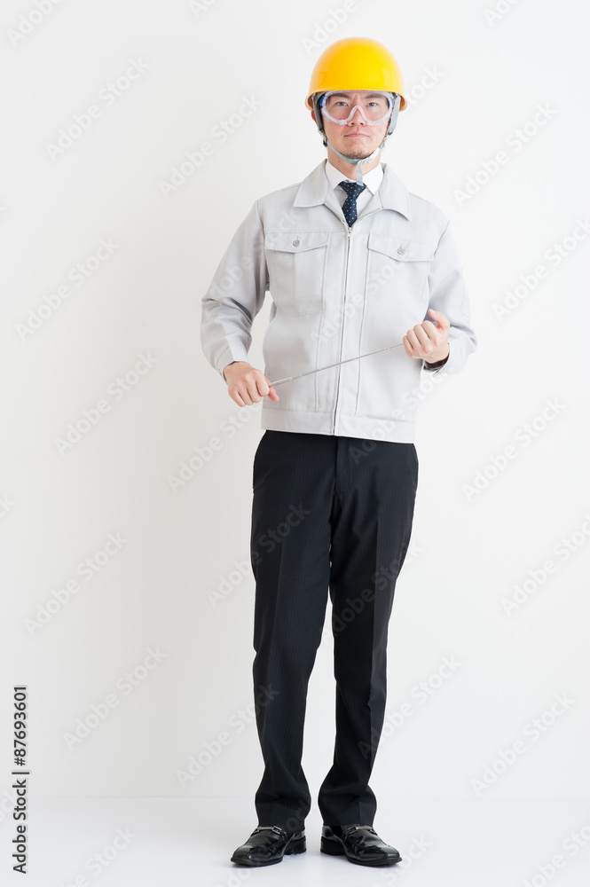 作業服の男性の全身写真