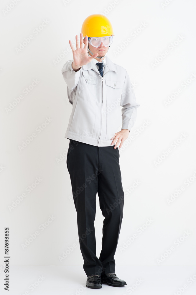 作業服の男性の全身写真,手を前に出している 作業服の男性の全身写真,手を前に出している