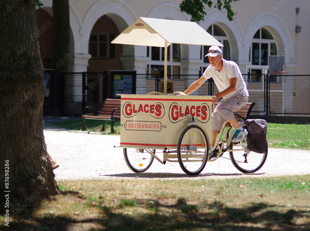 vélo triporteur - marchand de glaces Stock Photo | Adobe Stock