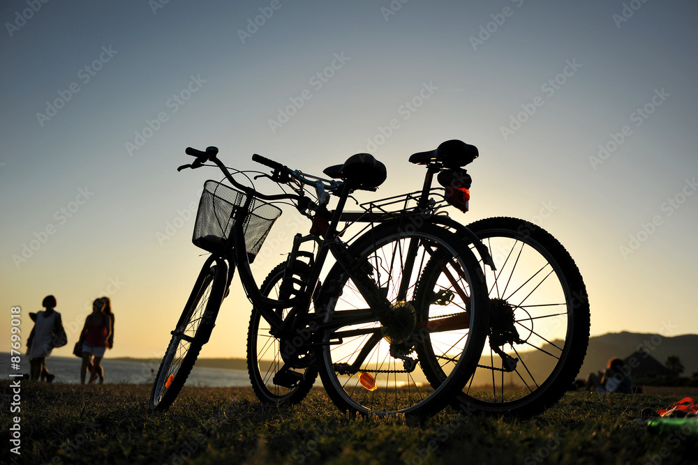 Obraz premium Bicicletas al atardecer, playa de Bolonia, Tarifa, sur de España