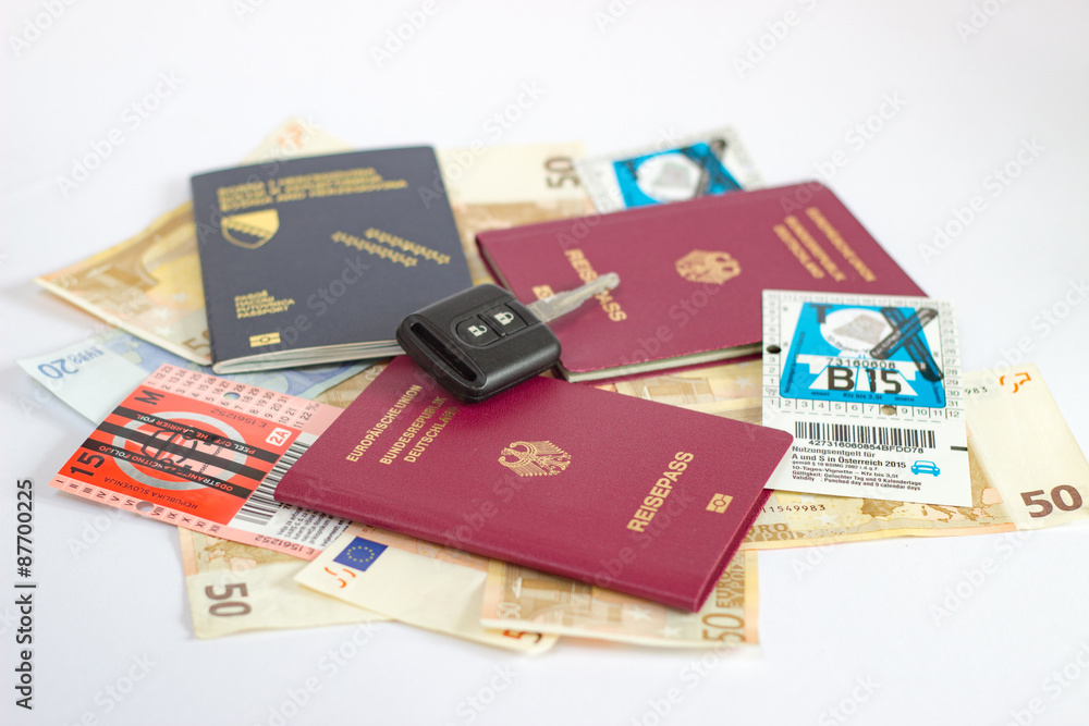 Reisepässe mit Autoschlüssel, Geldscheine und Vignetten für Slowenien und Österreich Reisepässe mit Autoschlüssel, Geldscheine und Vignetten für Slowenien und Österreich