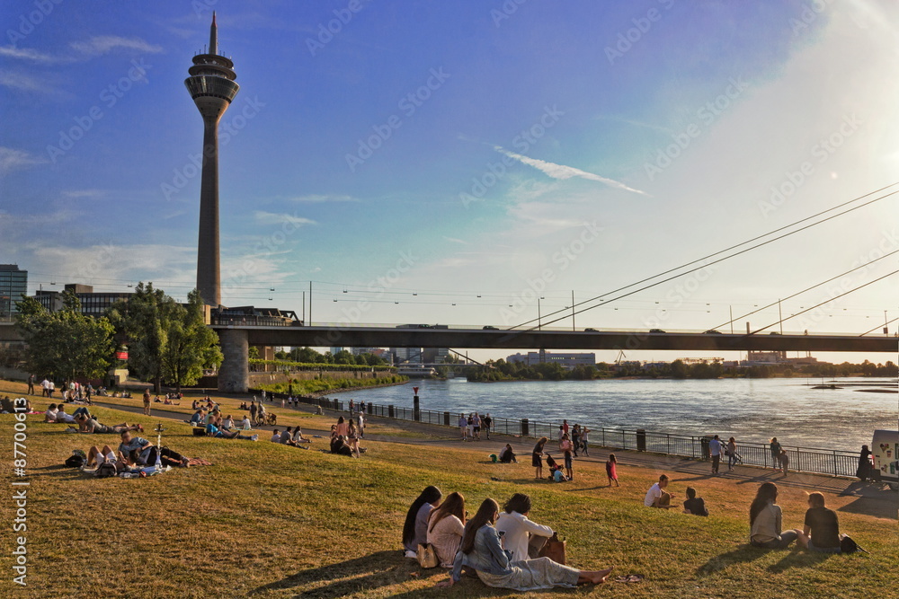 Fototapeta premium Düsseldorf im Abendlicht