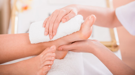 Handdoek met foto Pedicure Spa behandeling met bloemen en kaarsen  © Vadym Huzhva