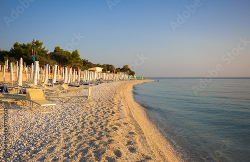 Ombrelloni e sdraie presso la spiaggia di Portonovo