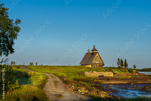 Старая деревянная церковь на берегу Белого моря