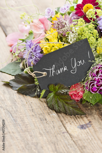 Blumenstrauss mit Schild "Thank you!"