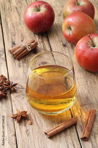 sidro bevanda alcolica a base di mele rosse su bicchiere su tavolo di legno rustico