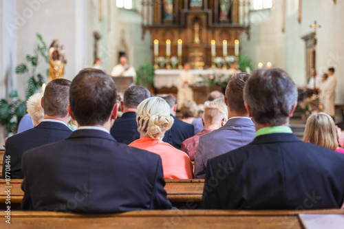 Wallpaper Mural Hochzeitsgäste bei kirchlicher Trauung Torontodigital.ca