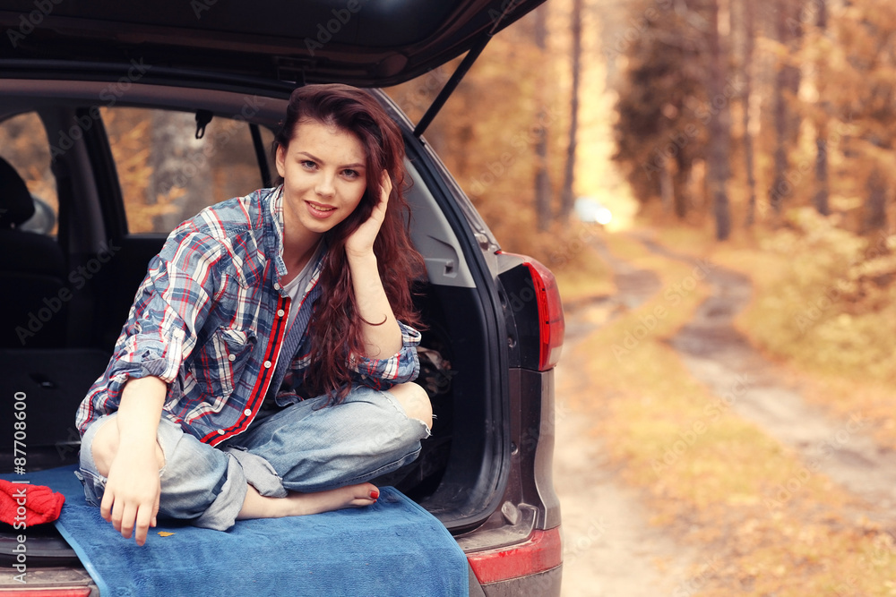 Naklejka premium Girl autumn trip by car