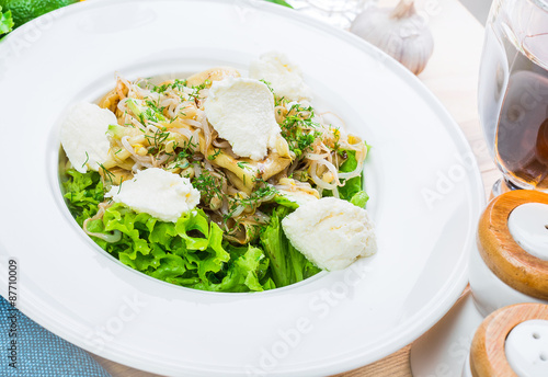 Salad with chiken and cheese