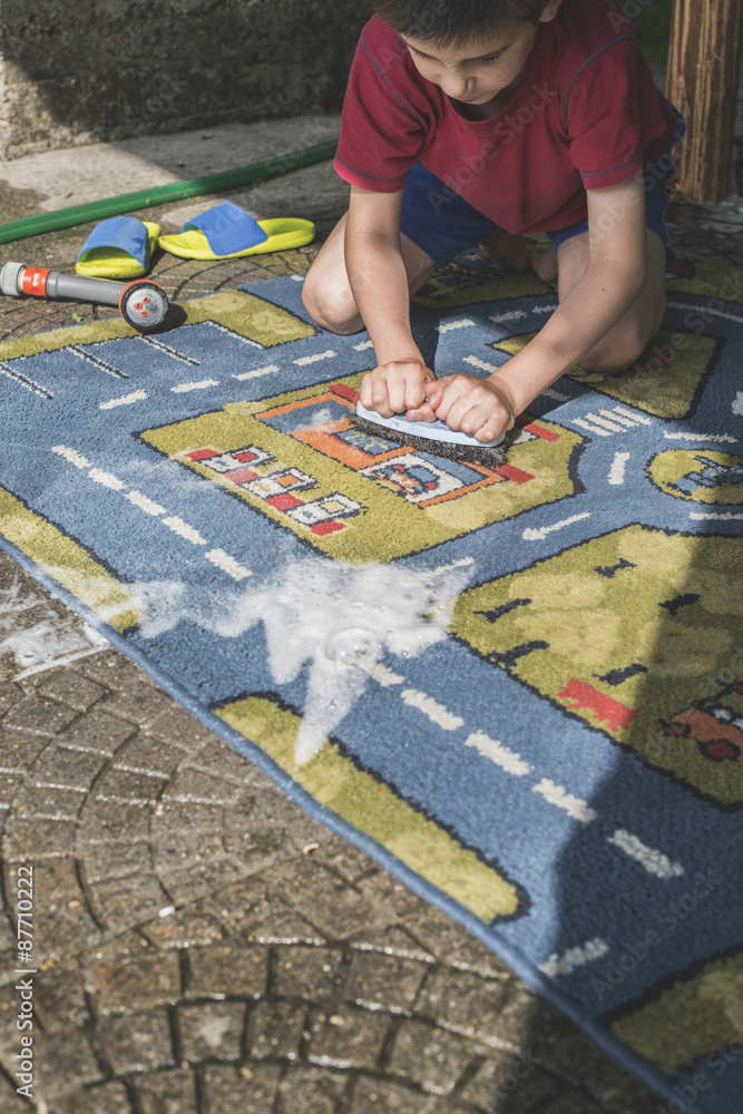 Obraz premium Child clean a carpet