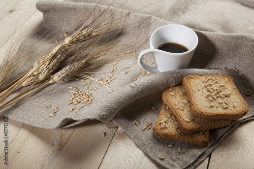 Prima colazione a base di caff   e fette biscottate ai cereali