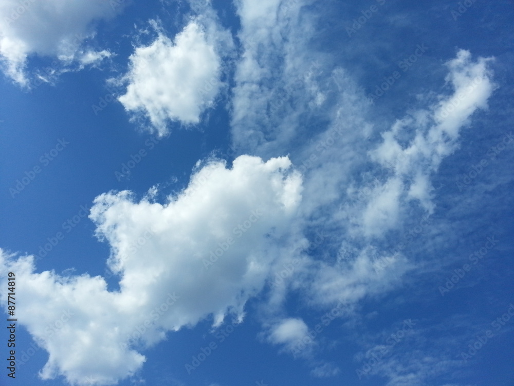 Белые облака на голубом небе