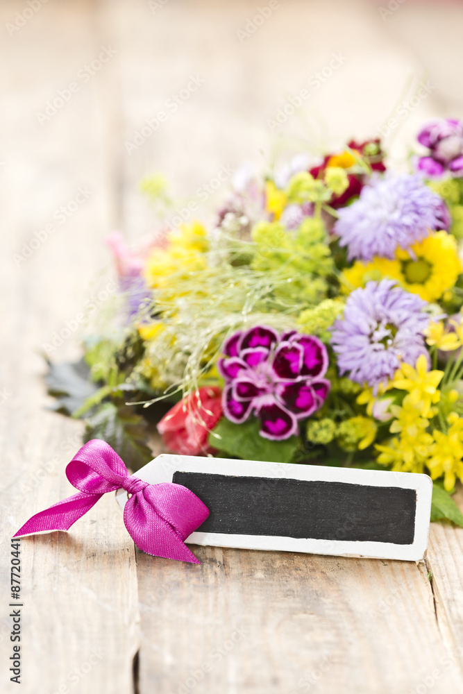 Obraz premium Blumenstrauss mit Anhänger