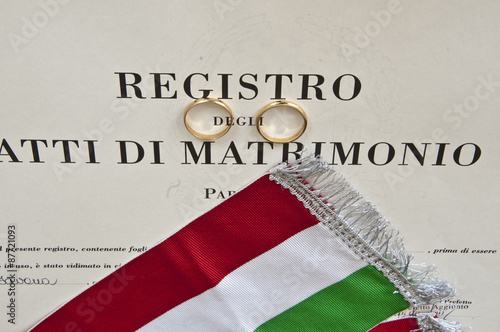 Matrimonio civile: due fedi nuziali sopra il registro dei matrimoni  photo