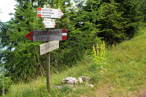 Wegweiser in den Alpen photo