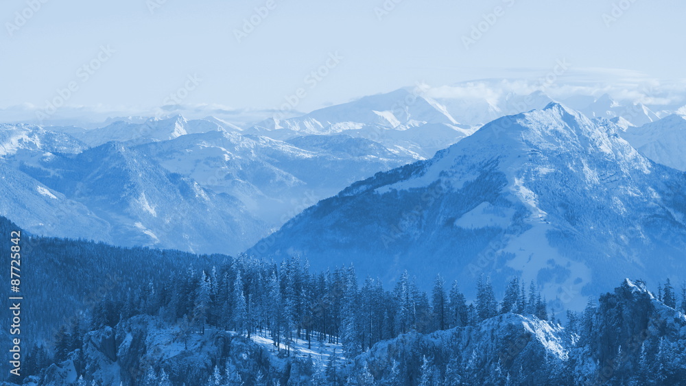 Alpen und Gipfel und Nebel und winter