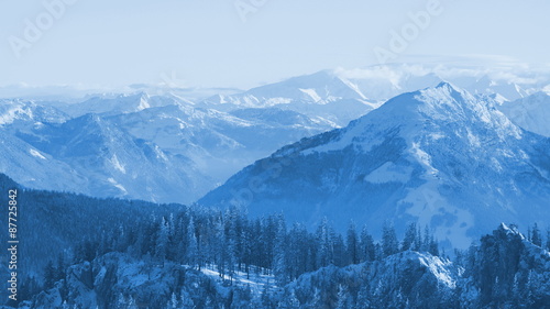 Alpen und Gipfel und Nebel und winter