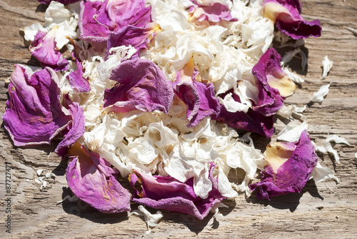 Foto Potpurri aus getrockneten Jasmin Blüten und Rosenblättern auf altem Treibholz Br