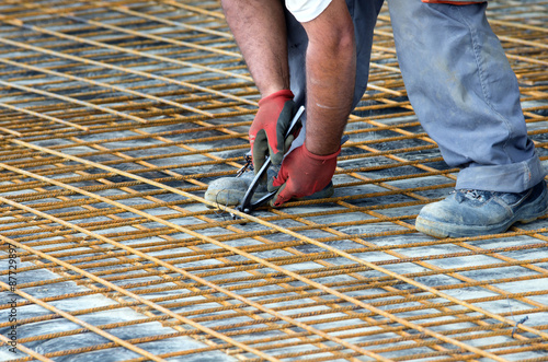 Foto Worker fixing armature