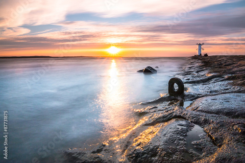 Sonnenuntergang am Leuchtturm Mühlenbake (Stawa Młyny) in Swinemünde