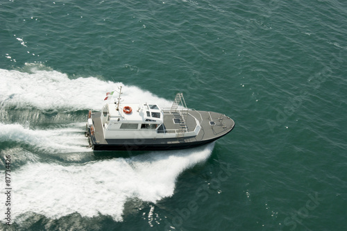Barco patrulla en el mar Mediterráneo, junto a las costas de Venecia