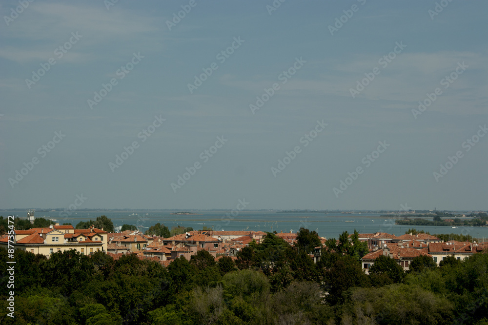 Un bosque sirve de antesala para un grupo de villas junto al mar Mediterráneo en Venecia