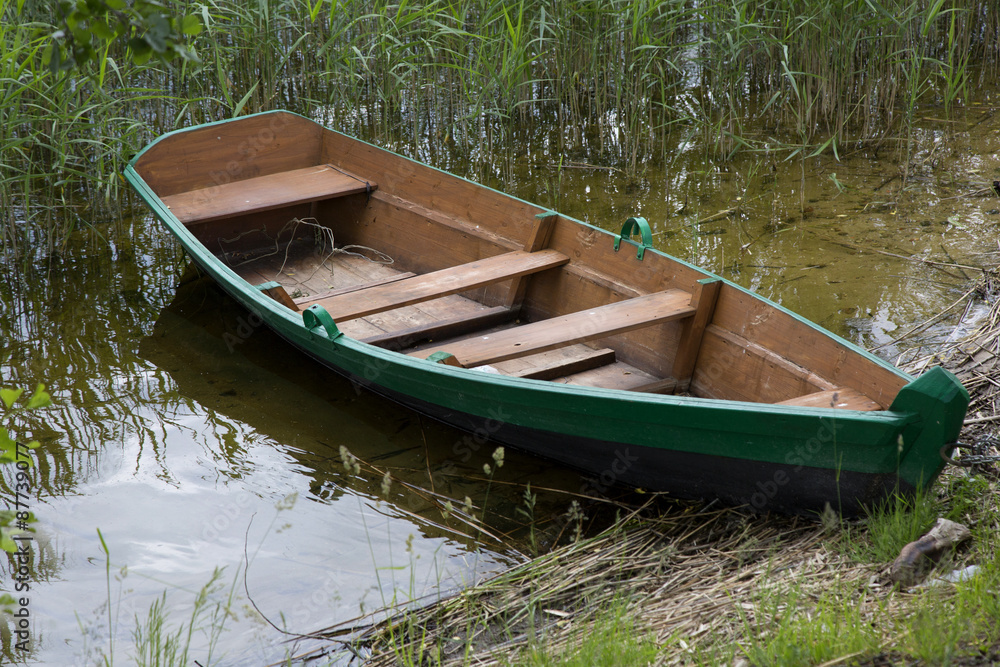 Obraz premium Wooden boat near the coast