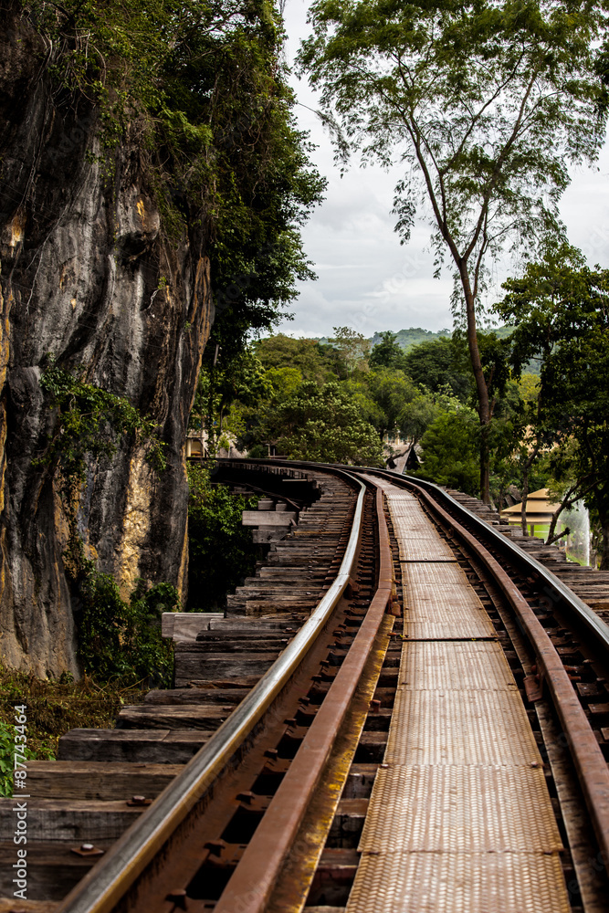 Obraz premium Railroad tracks on a dangerous path