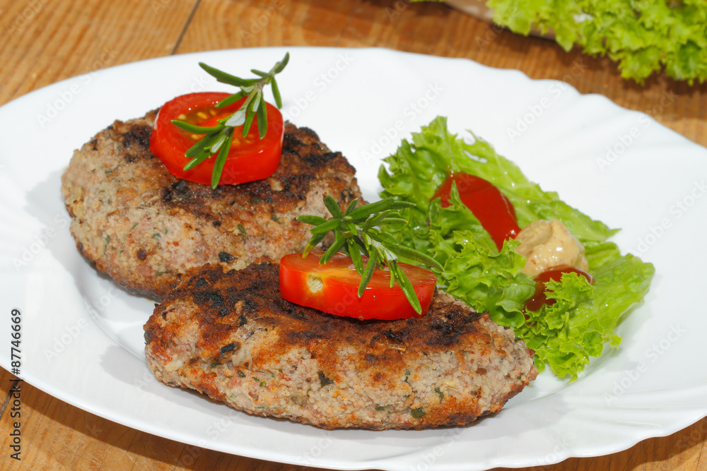 Gegrillte Hacksteaks, Würzsaucen, Teller Gegrillte Hacksteaks, Würzsaucen, Teller