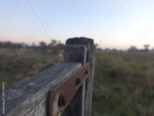 Poste de tranquera de alambrado rural