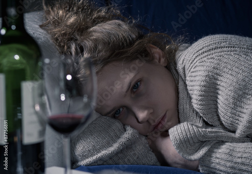 Tableau sur toile Drunk woman on couch
