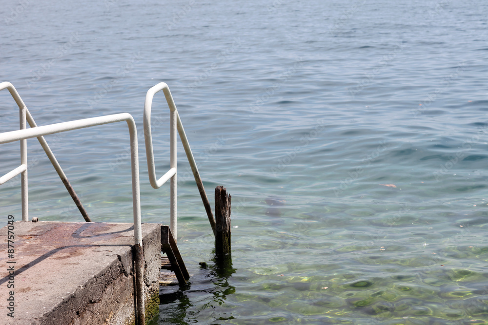 Geländer zum Wasser