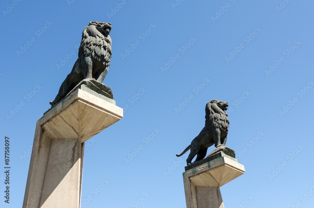 Lion statues on the Stone Bridge