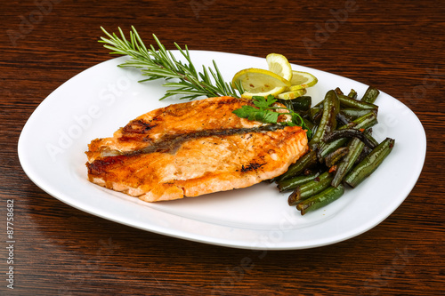 Grilled salmon with green beans