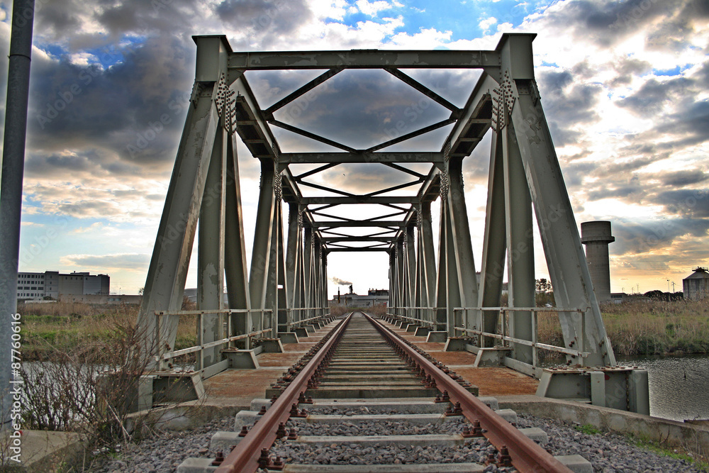 ponte in ferro con binari
