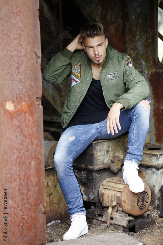 Attraktiver Junger Mann mit Undercut-Frisur und Sixpack Attraktiver Junger Mann mit Undercut-Frisur und Sixpack