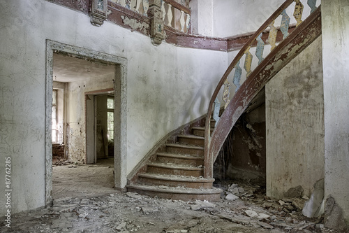 Abandoned and forgotten manor house © Mariusz Niedzwiedzki