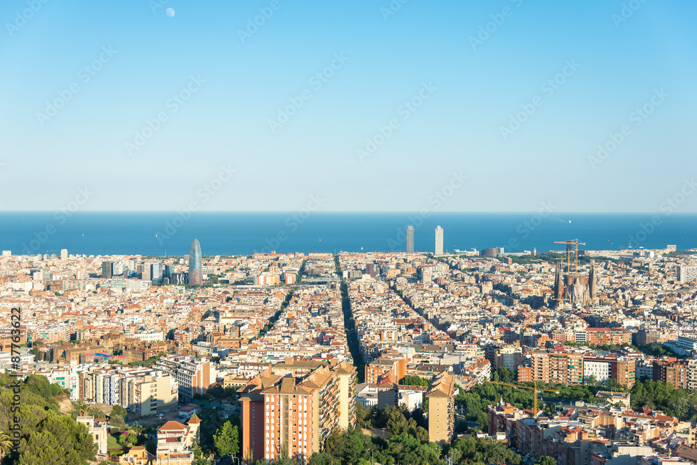 Obraz premium Panoramic view from the Parc del Guinardó, one of the hills on the western side of Barcelona, to the city of Barcelona with a sea of houses, urban canyons and sights