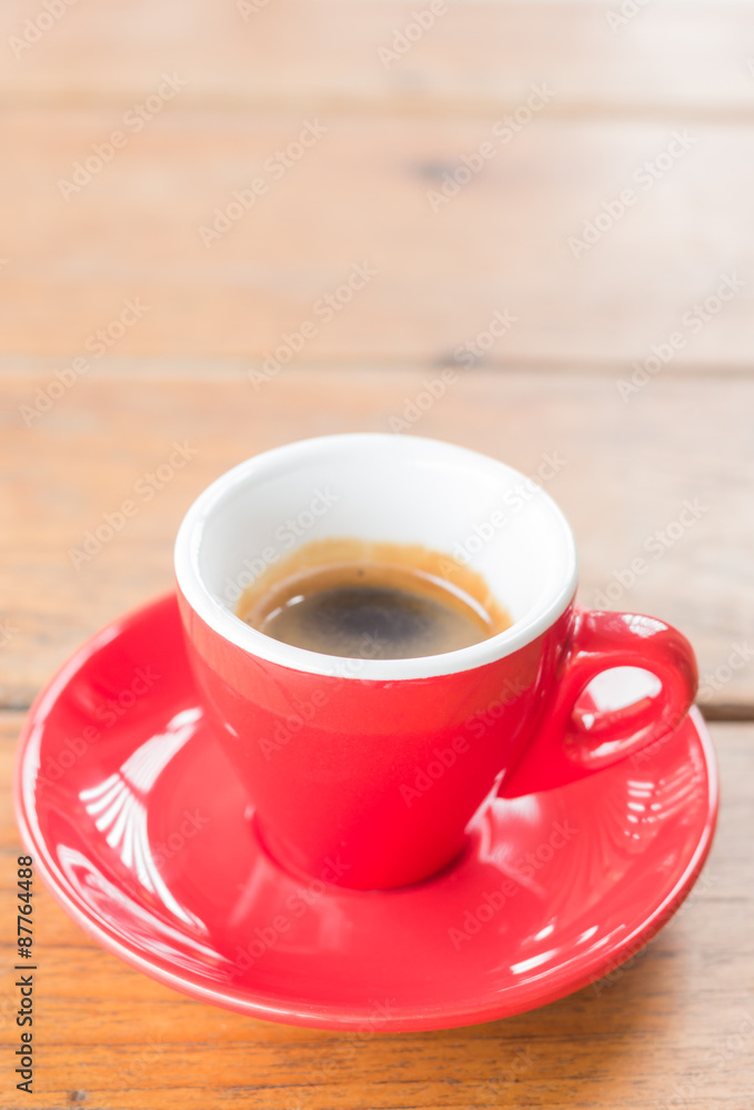 Obraz premium Fresh brewed hot espresso in red cup
