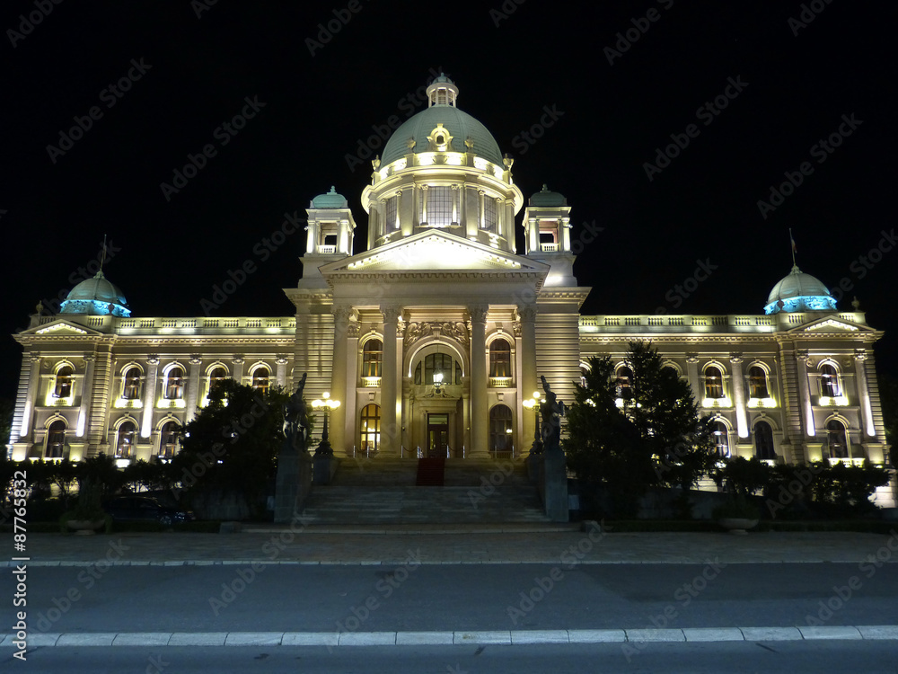 Nationales Parlament in Belgrad/Serbien bei Nacht