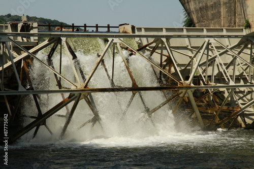 Fotografie chute d'eau d'un barrage