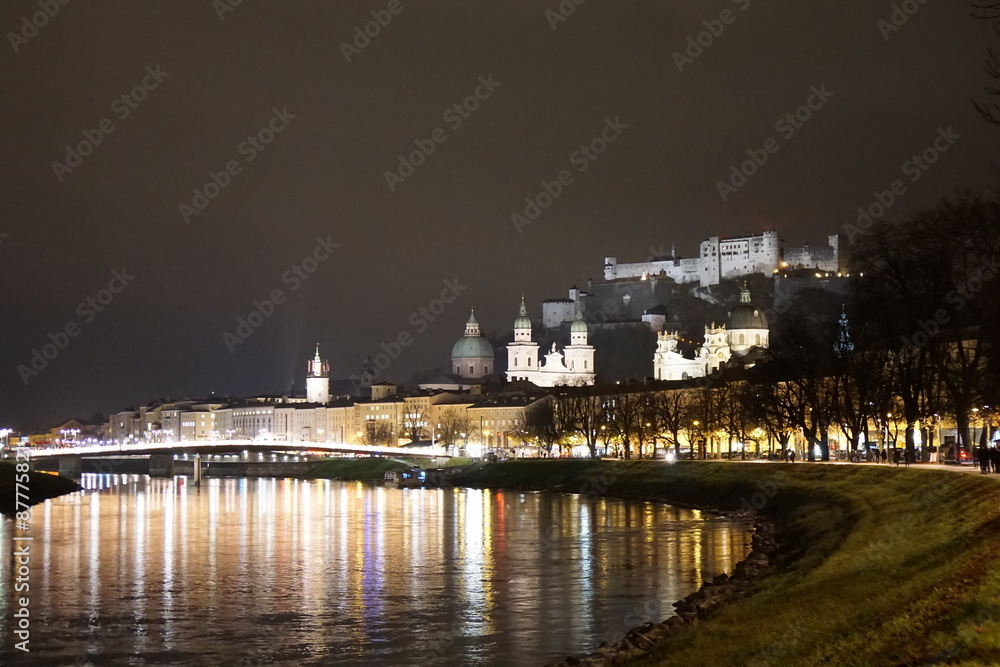 Fototapeta premium Salzburg bei Nacht