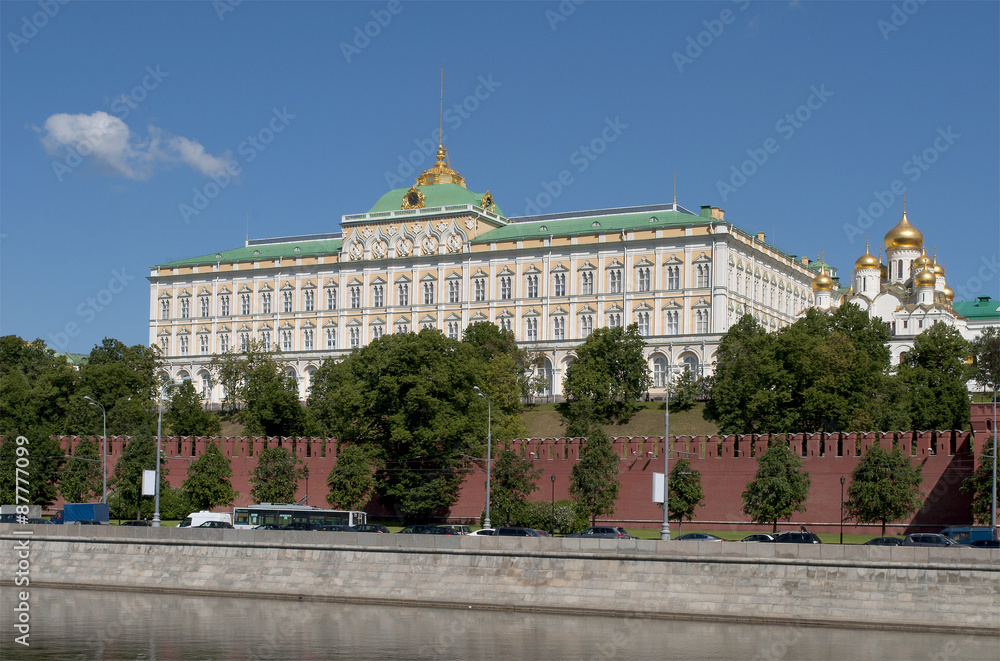 Fototapeta premium Widok na Wielki Pałac Kremla z Nabrzeża Kremla