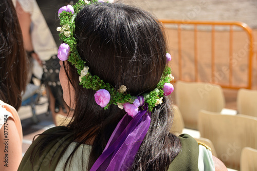 mujer con diadema de flores photo